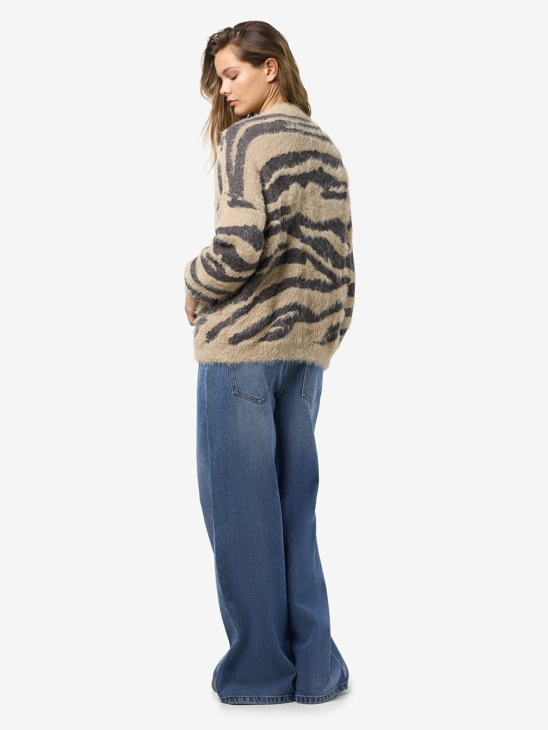 model_shot-front_full